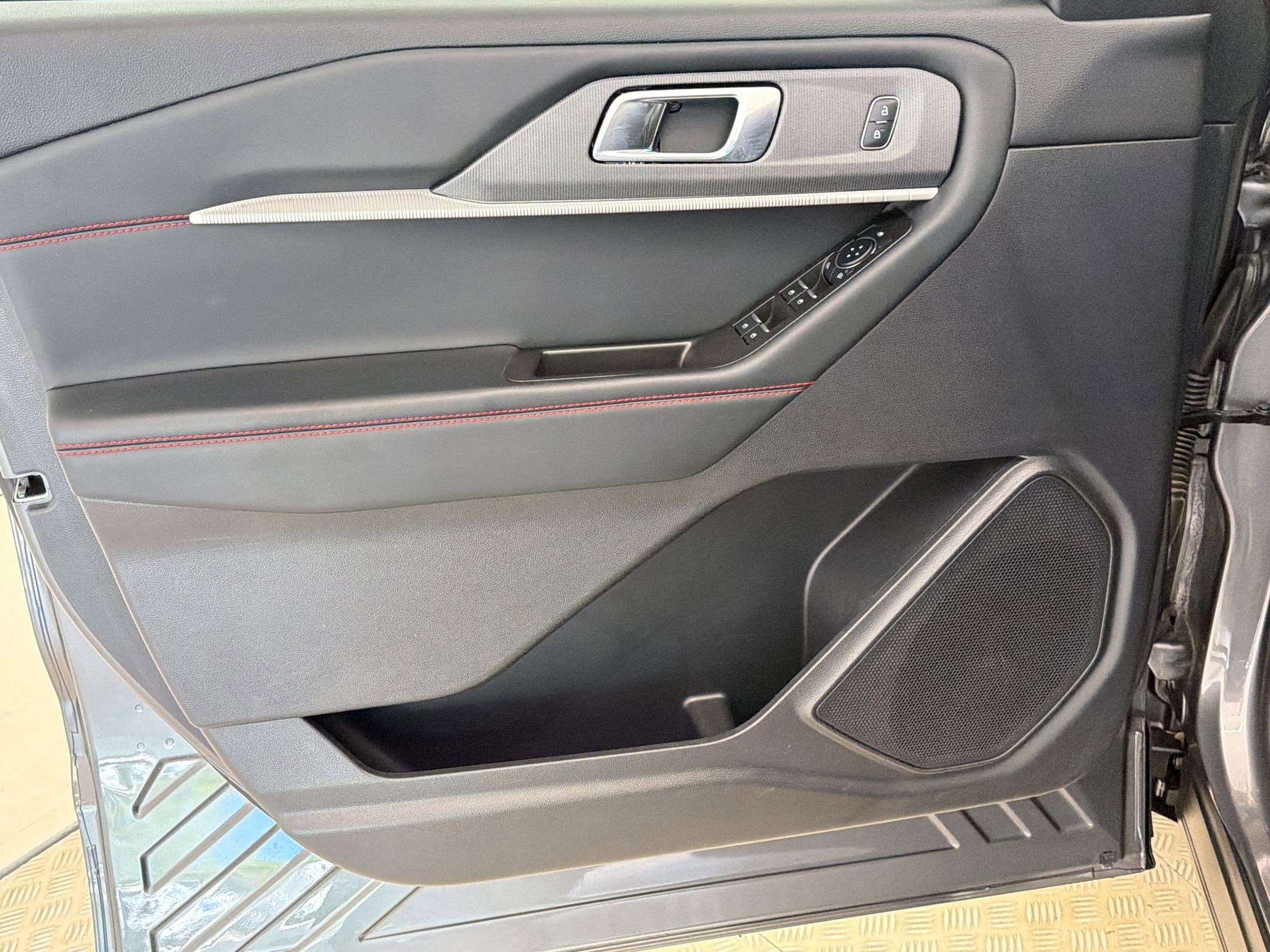 Certified 2025 Ford Explorer ST-Line w/ ST-Line Street Pack image 13