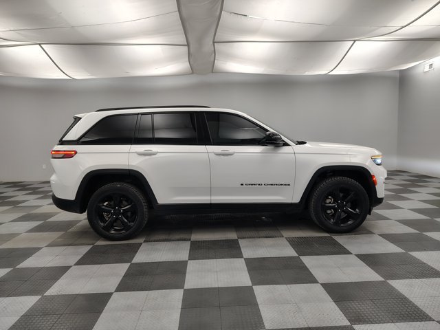 Used 2024 Jeep Grand Cherokee Limited w/ Black Appearance Package AWD/4WD image 13