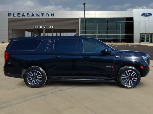 Used 2023 GMC Yukon XL AT4 w/ AT4 Premium Plus Package AWD/4WD image 6