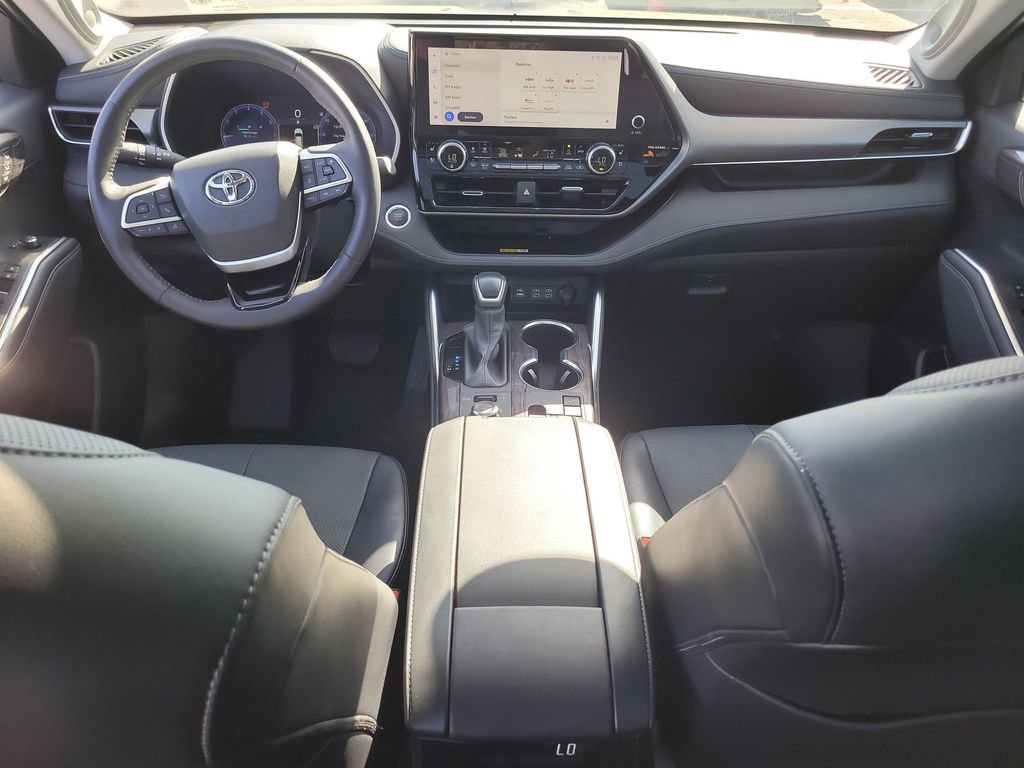 Used 2024 Toyota Highlander Limited image 14