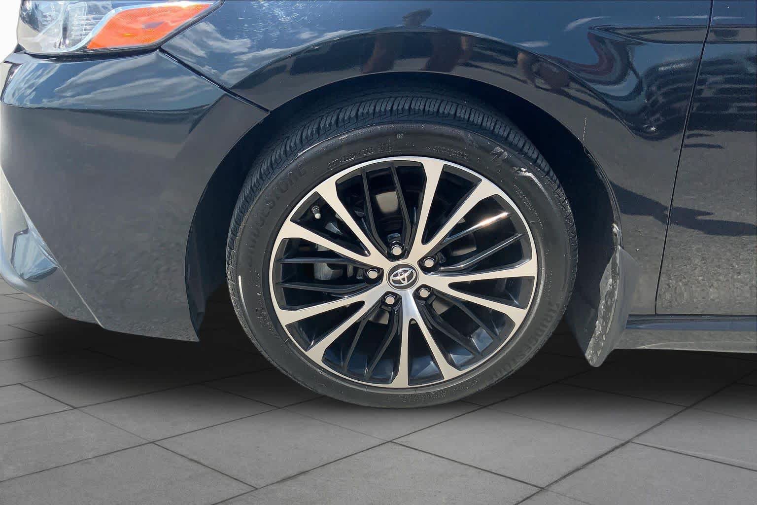Used 2019 Toyota Camry SE w/ Convenience Package FWD image 11