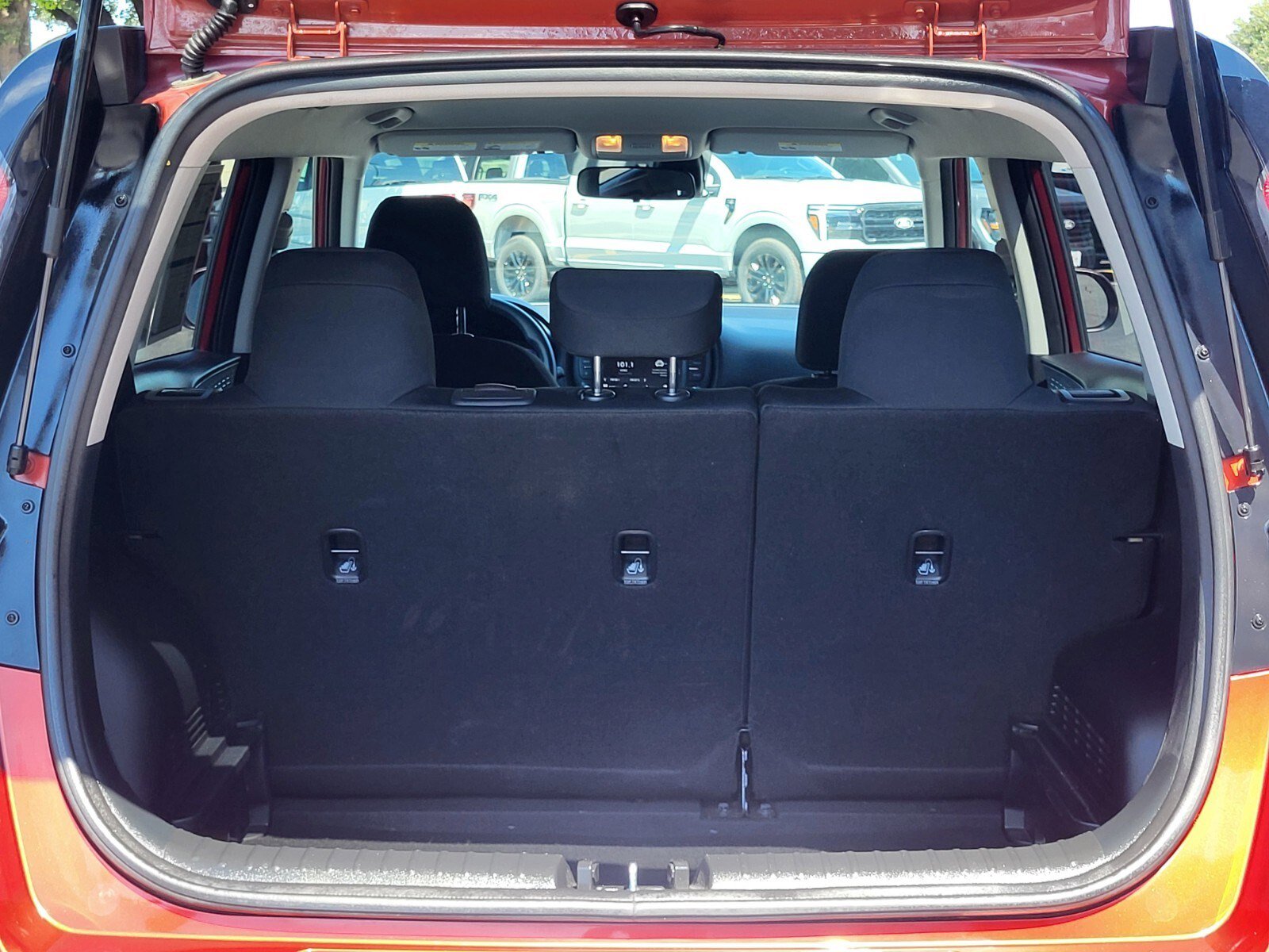 Used 2025 Kia Soul LX w/ LX Technology Package FWD image 30