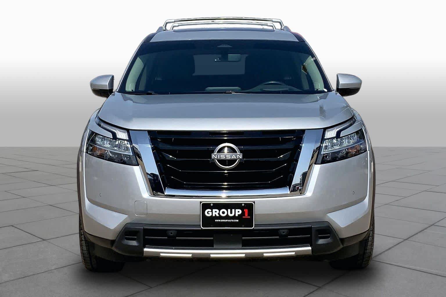 Used 2024 Nissan Pathfinder Platinum FWD image 3