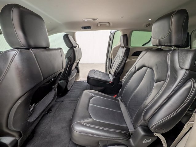 Used 2023 Chrysler Pacifica Touring-L FWD image 13