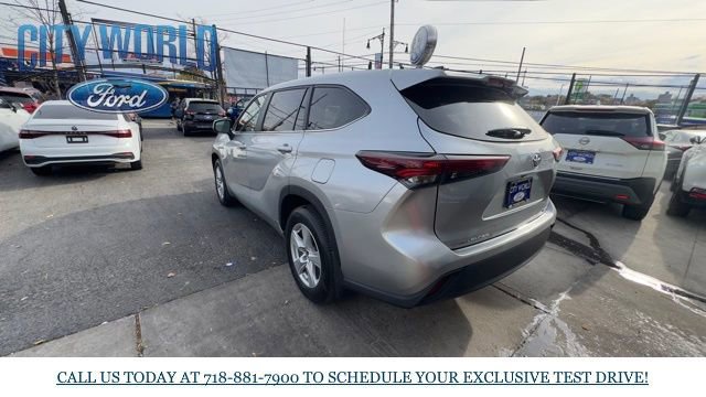 Used 2024 Toyota Highlander LE image 5