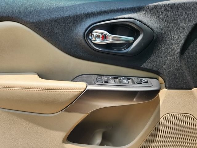 Used 2019 Jeep Cherokee Latitude w/ Popular Appearance Group FWD image 21