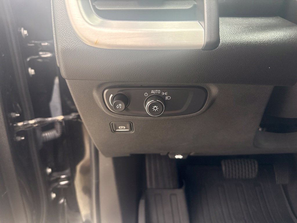 Used 2024 GMC Terrain SLE w/ Driver Convenience Package FWD image 21