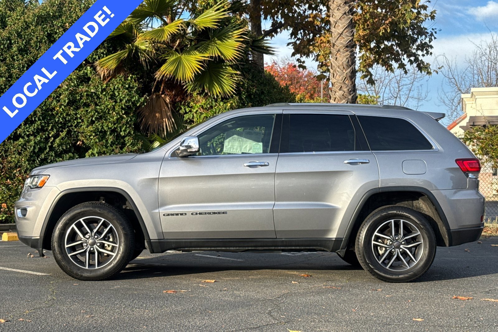 Used 2021 Jeep Grand Cherokee Limited w/ Luxury Group II image 2