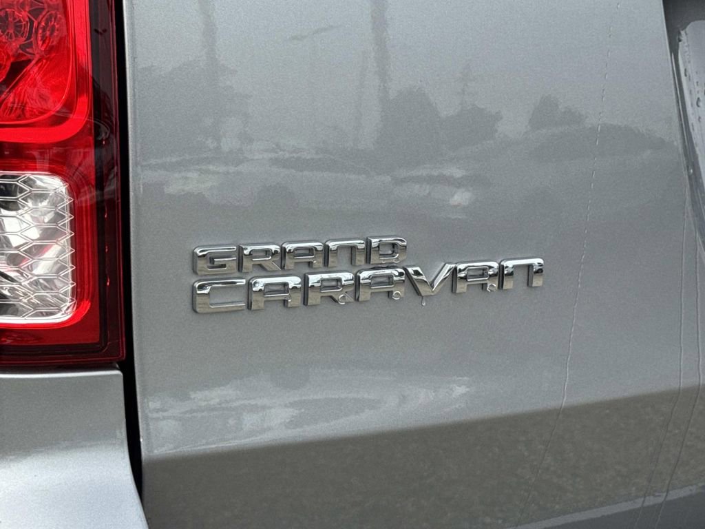 Used 2018 Dodge Grand Caravan SE w/ UConnect Hands-Free Group image 25