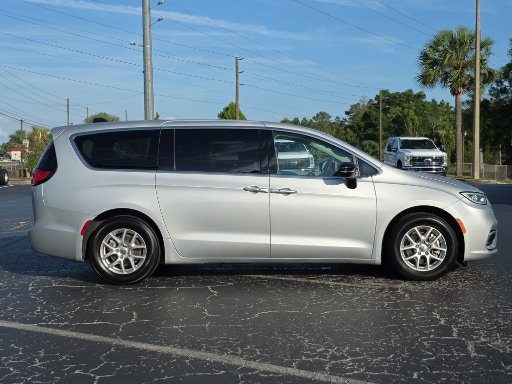 Used 2024 Chrysler Pacifica Touring-L FWD image 9
