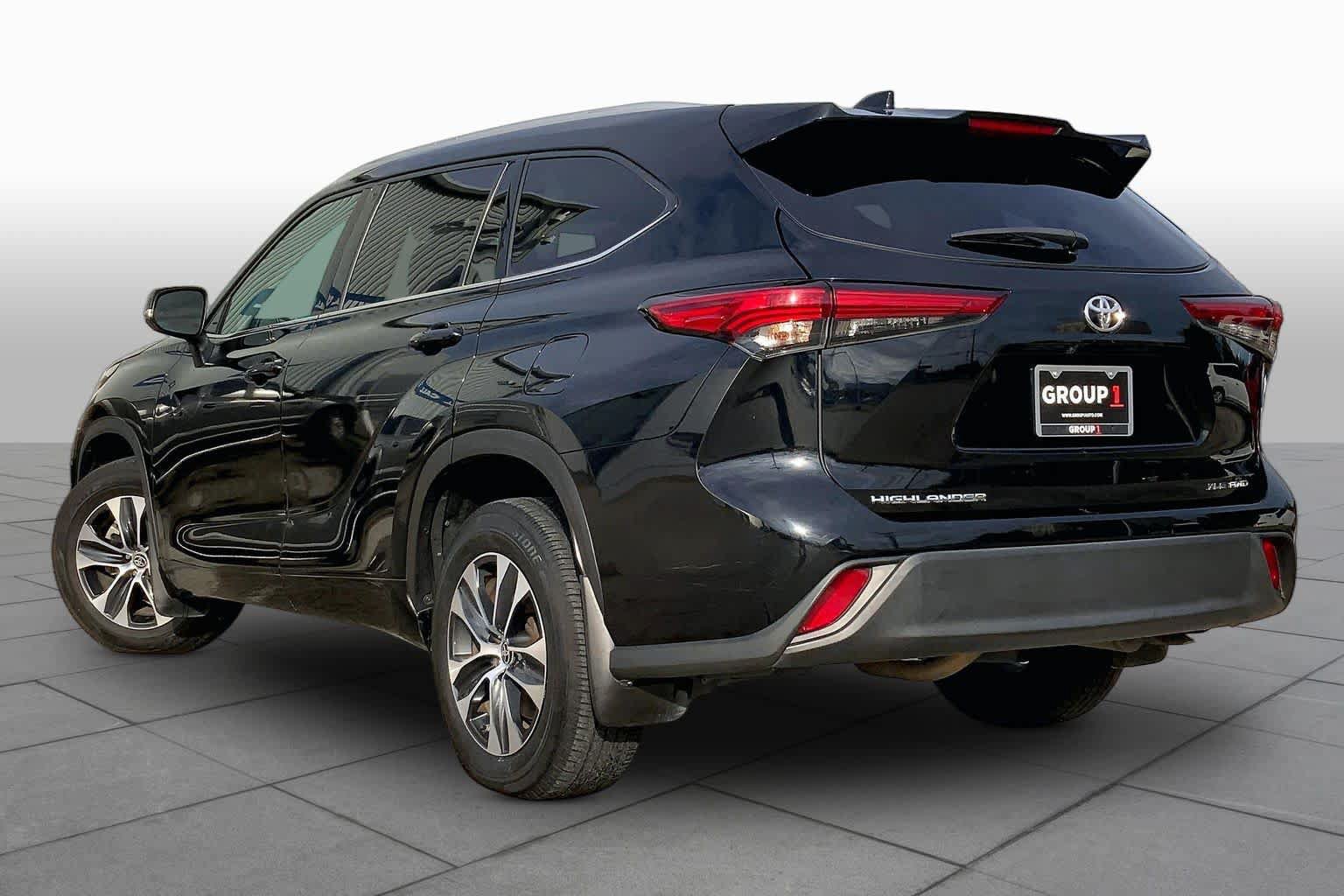 Used 2022 Toyota Highlander XLE AWD/4WD image 10