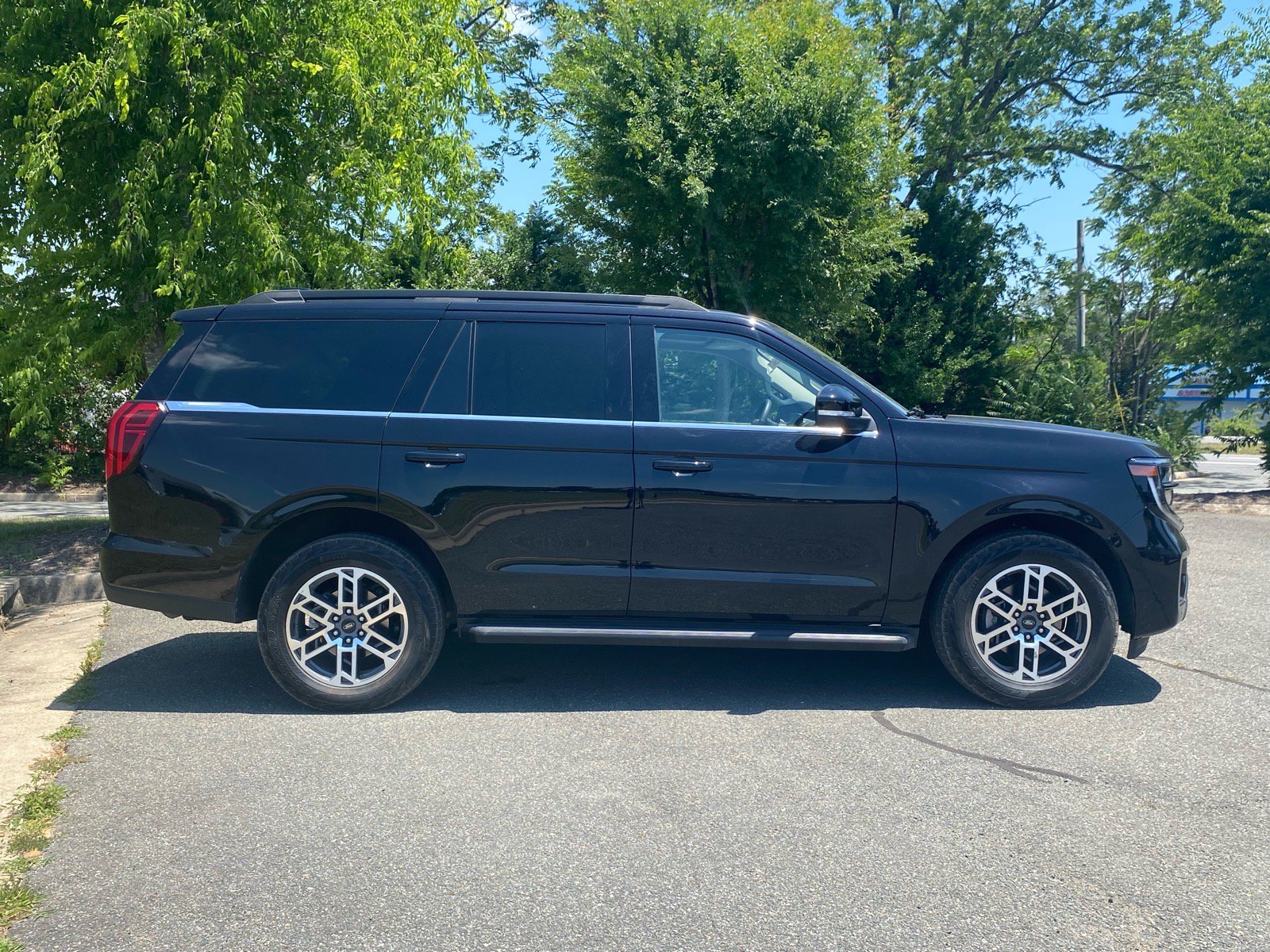 Certified 2025 Ford Expedition Active AWD/4WD image 3