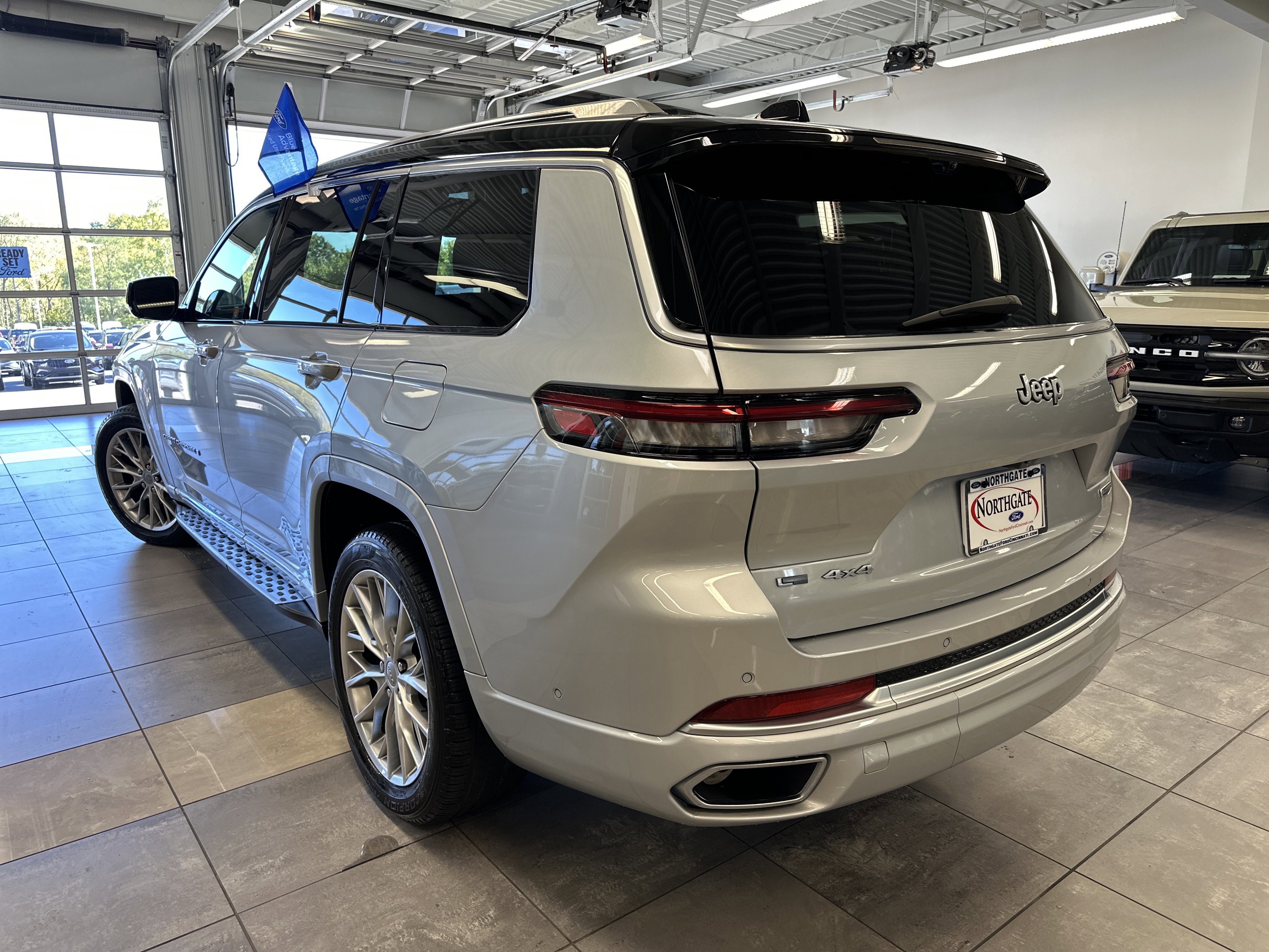 Used 2022 Jeep Grand Cherokee L Summit w/ Advanced Protech Group IV image 3