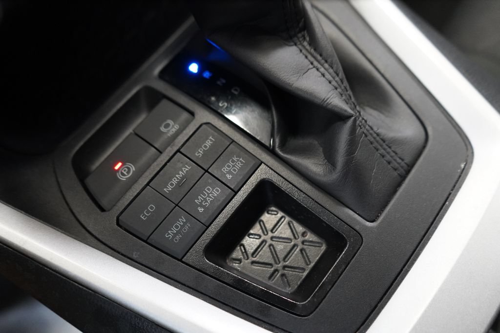 Used 2025 Toyota RAV4 XLE AWD/4WD image 36