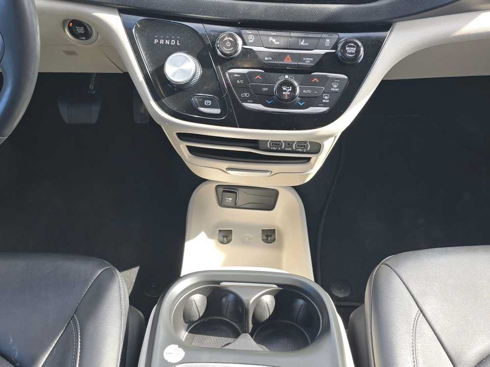 Used 2024 Chrysler Pacifica Touring-L FWD image 13