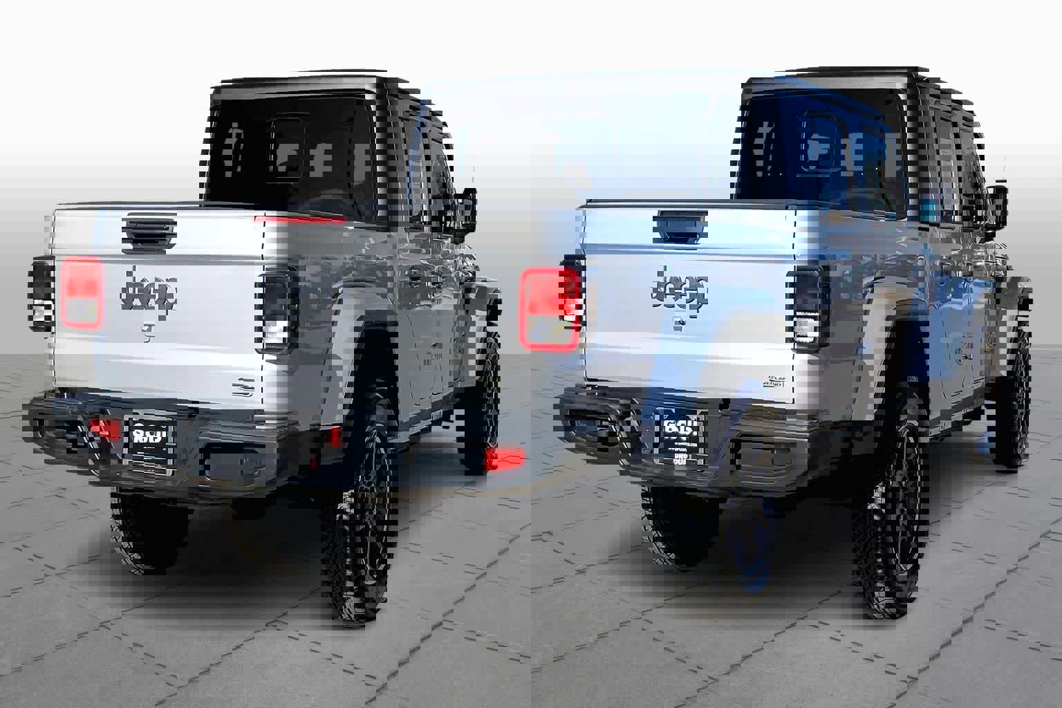 Used 2023 Jeep Gladiator Overland image 3