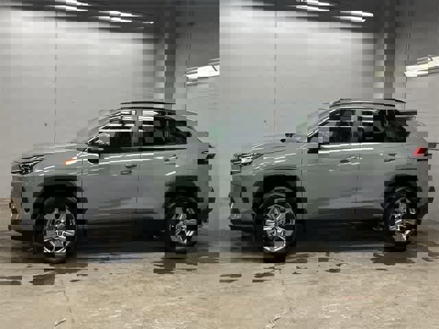 Used 2022 Toyota RAV4 XLE w/ Convenience Package image 2