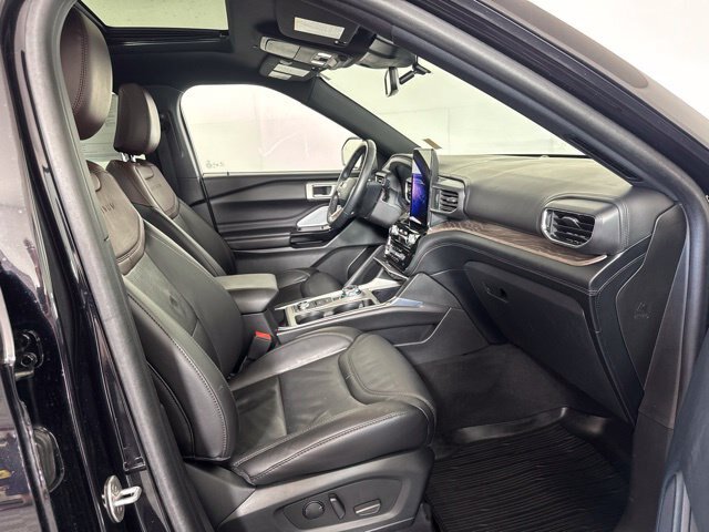 Certified 2023 Ford Explorer Platinum w/ Technology Package AWD/4WD image 4