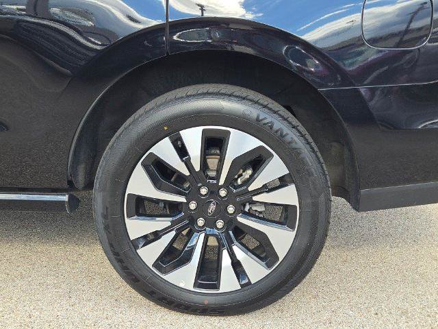 Certified 2025 Ford Expedition Platinum w/ Driver's Package AWD/4WD image 16