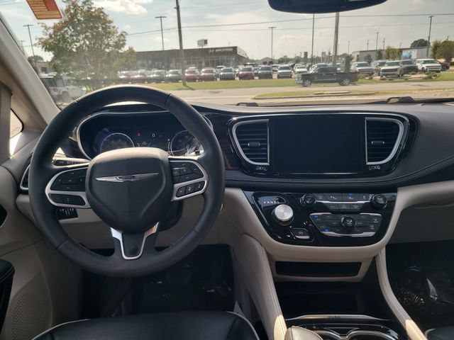 Used 2024 Chrysler Pacifica Limited FWD image 24
