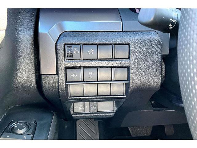 Used 2025 Toyota Tacoma TRD Off-Road AWD/4WD image 9