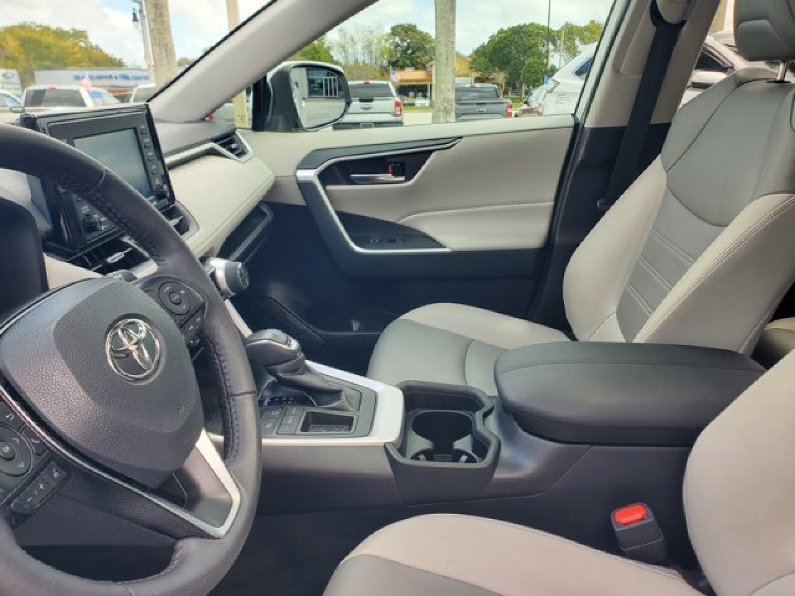 Used 2021 Toyota RAV4 XLE Premium image 11