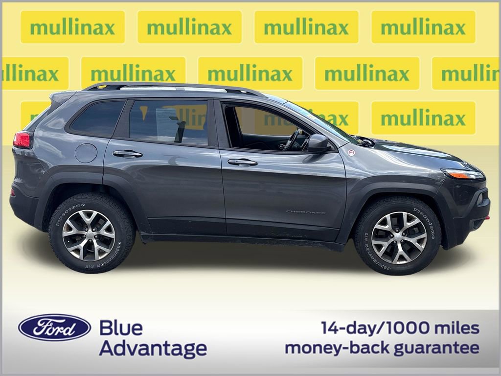 Used 2017 Jeep Cherokee Trailhawk w/ Comfort/Convenience Group AWD/4WD image 2