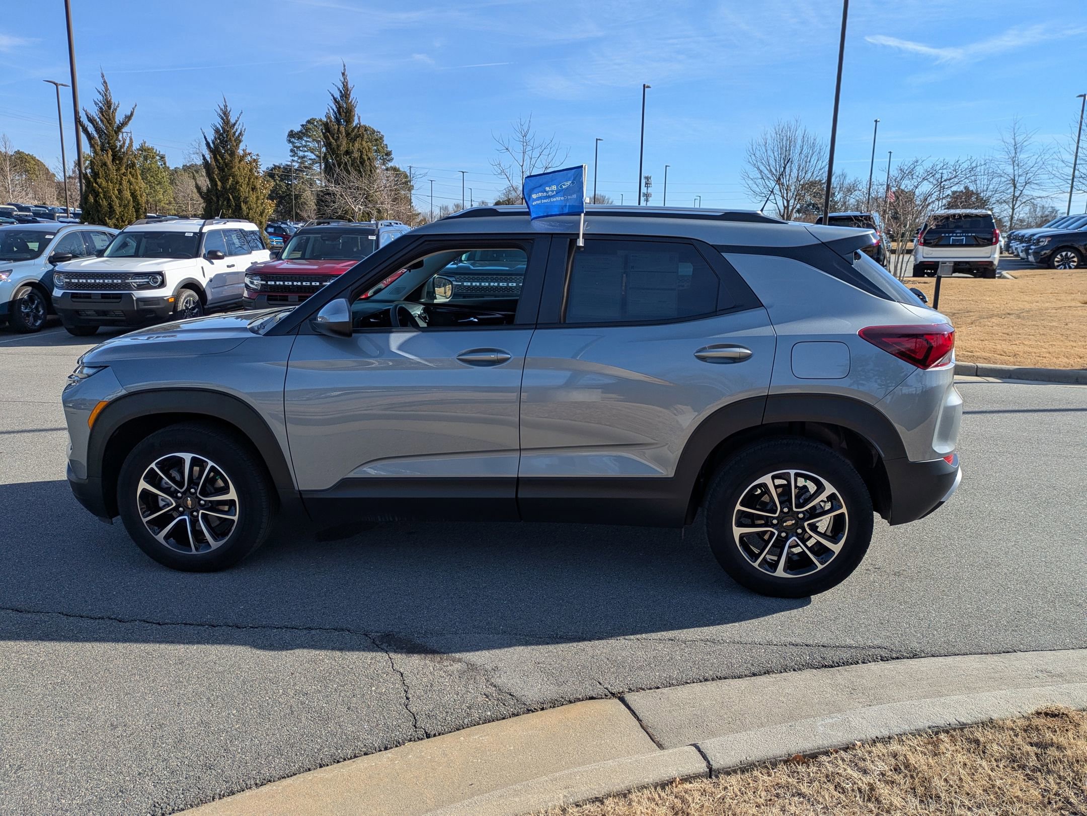 Used 2025 Chevrolet TrailBlazer LT w/ Driver Confidence Package image 2