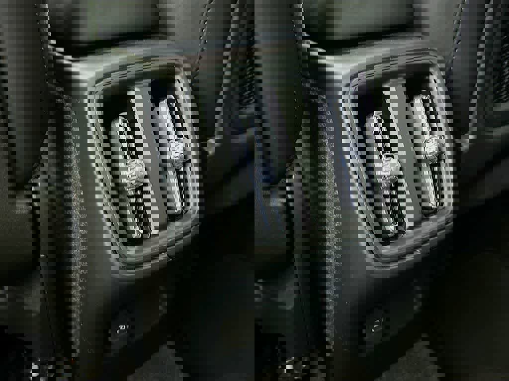 Used 2023 Volvo XC40 B5 Plus image 13