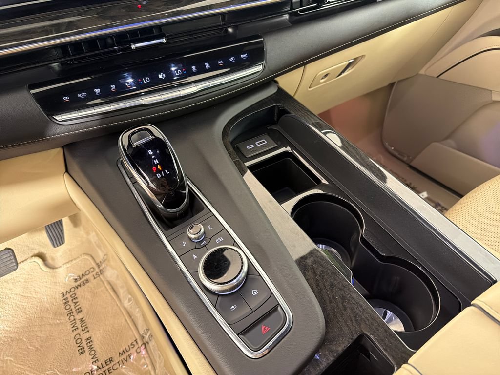 Used 2024 Cadillac Escalade Premium Luxury AWD/4WD image 17