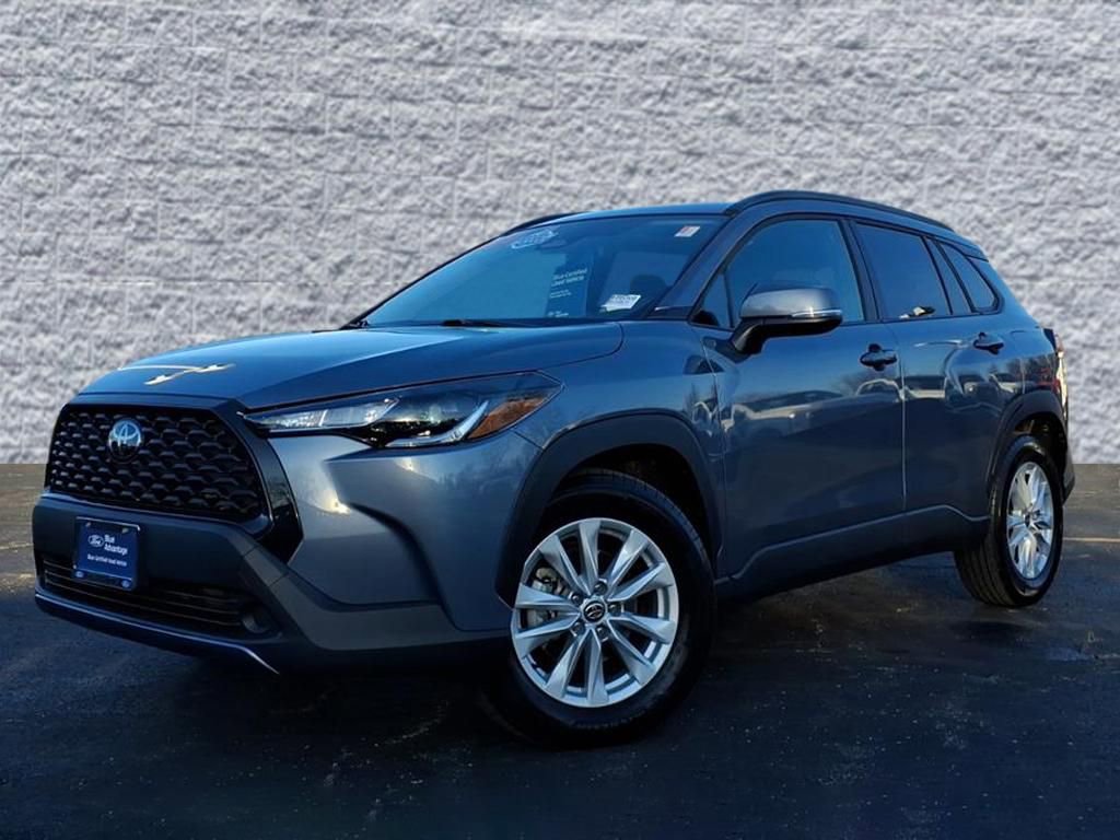 Used 2024 Toyota Corolla Cross LE w/ Moonroof Package image 3