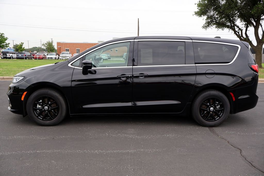 Used 2024 Chrysler Pacifica Touring-L FWD image 2