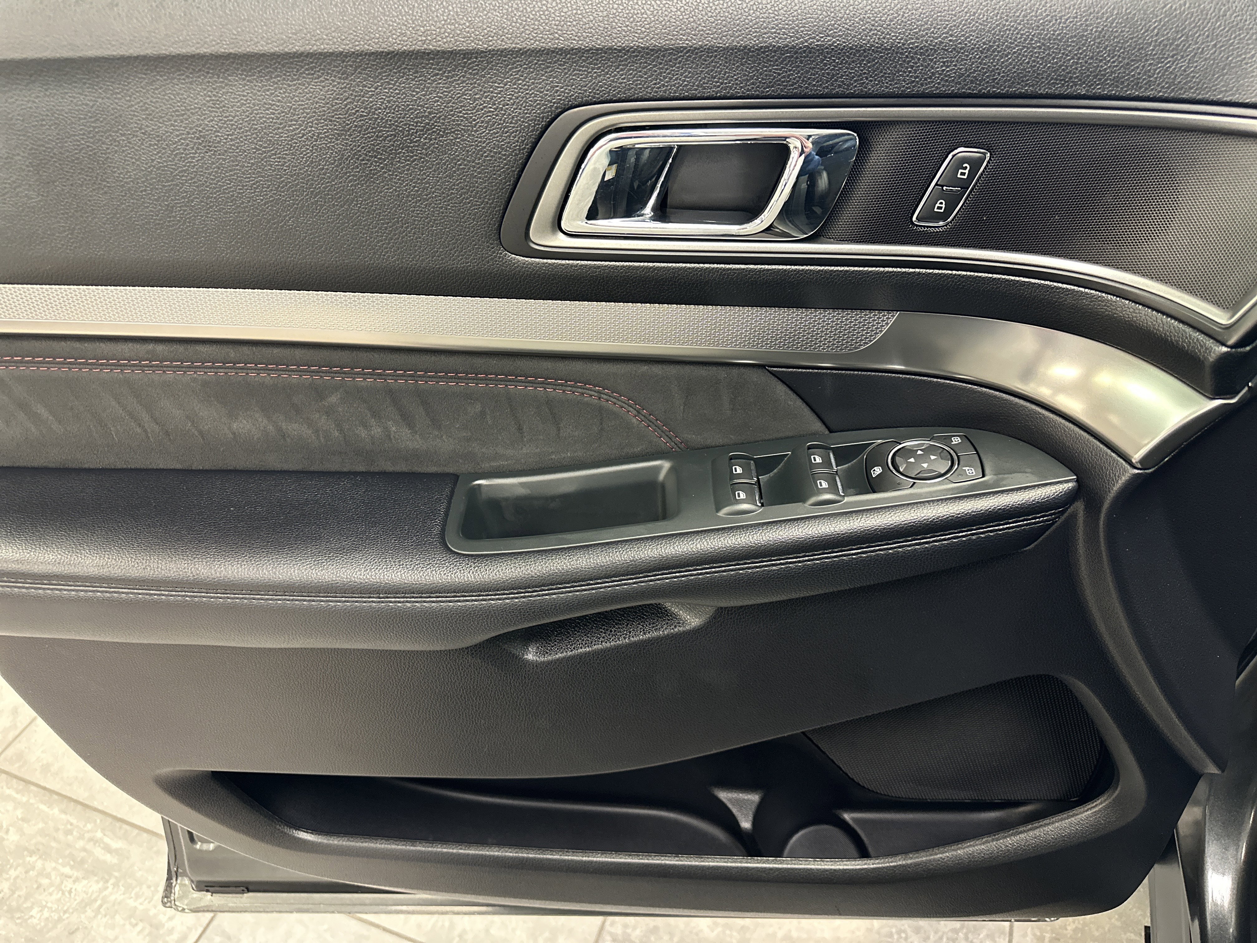 Certified 2019 Ford Explorer XLT w/ Equipment Group 202A image 22