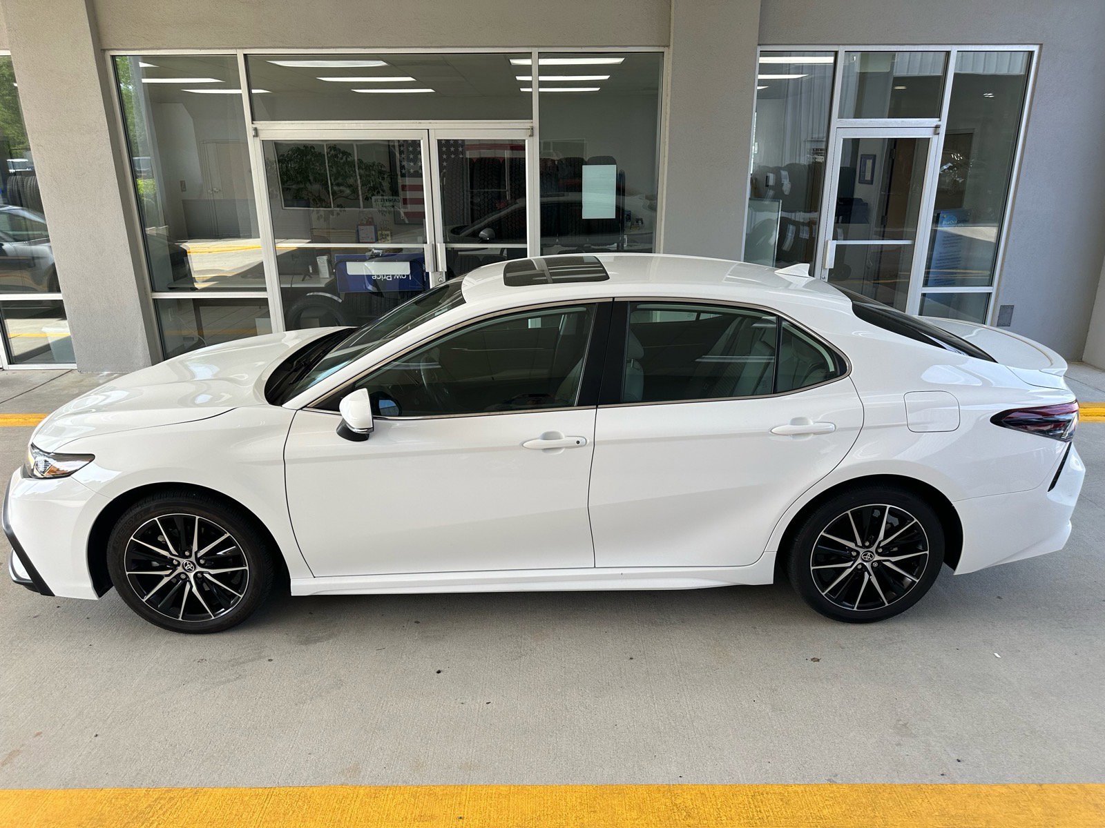 Used 2023 Toyota Camry SE w/ Convenience Package image 3