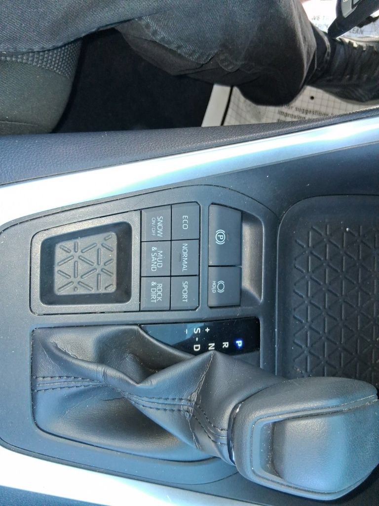 Used 2020 Toyota RAV4 LE w/ Carpet Mat Package AWD/4WD image 16