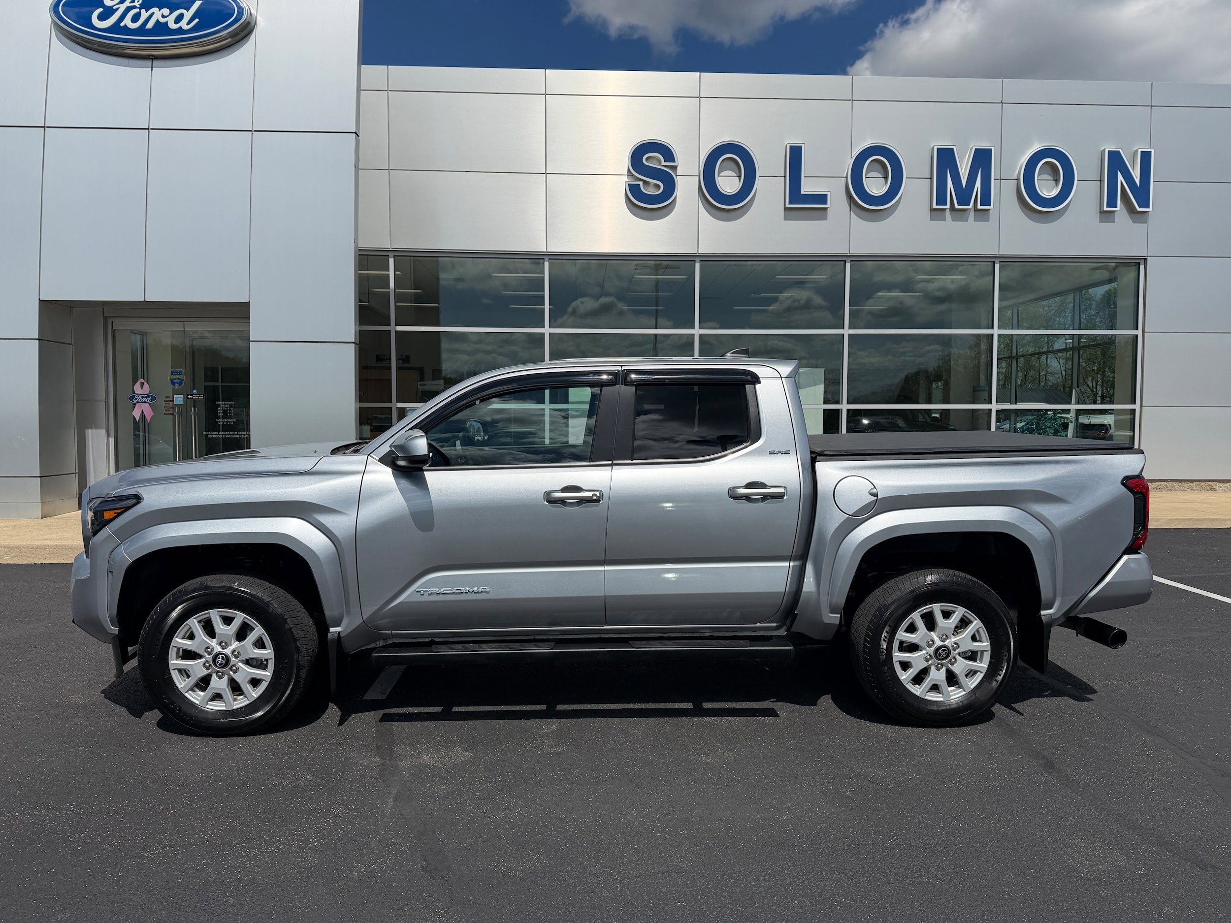 Used 2025 Toyota Tacoma SR5 AWD/4WD image 8