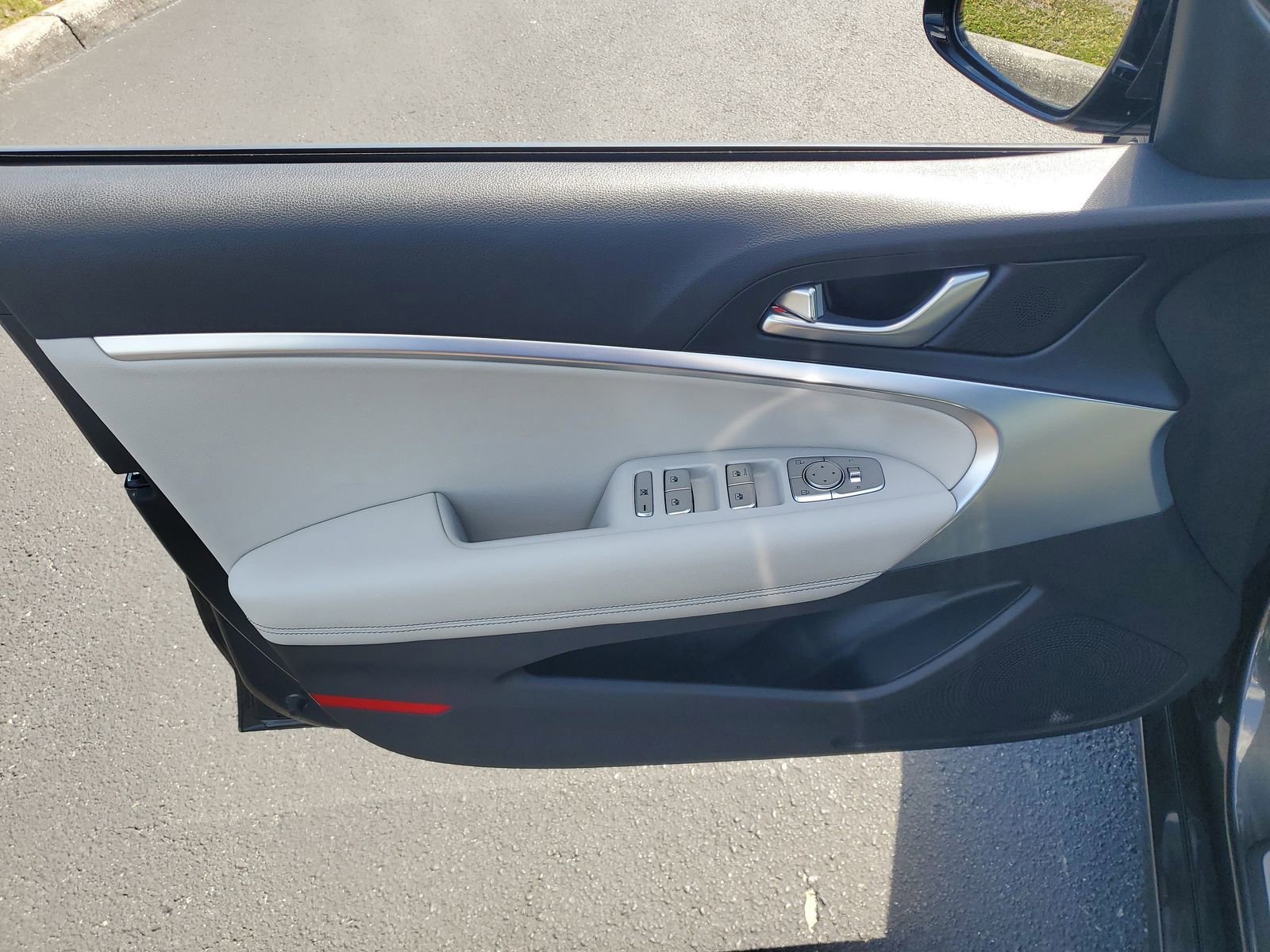 Used 2025 Genesis G70 2.5T RWD image 13