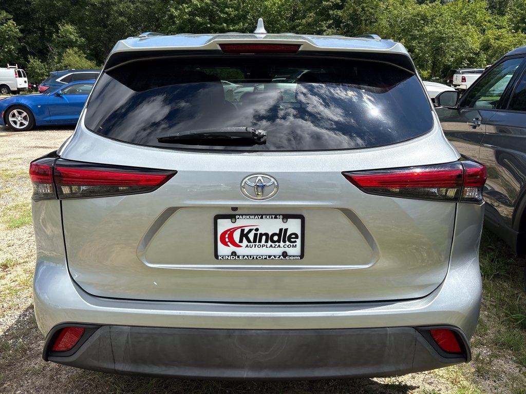 Used 2021 Toyota Highlander XLE AWD/4WD image 14