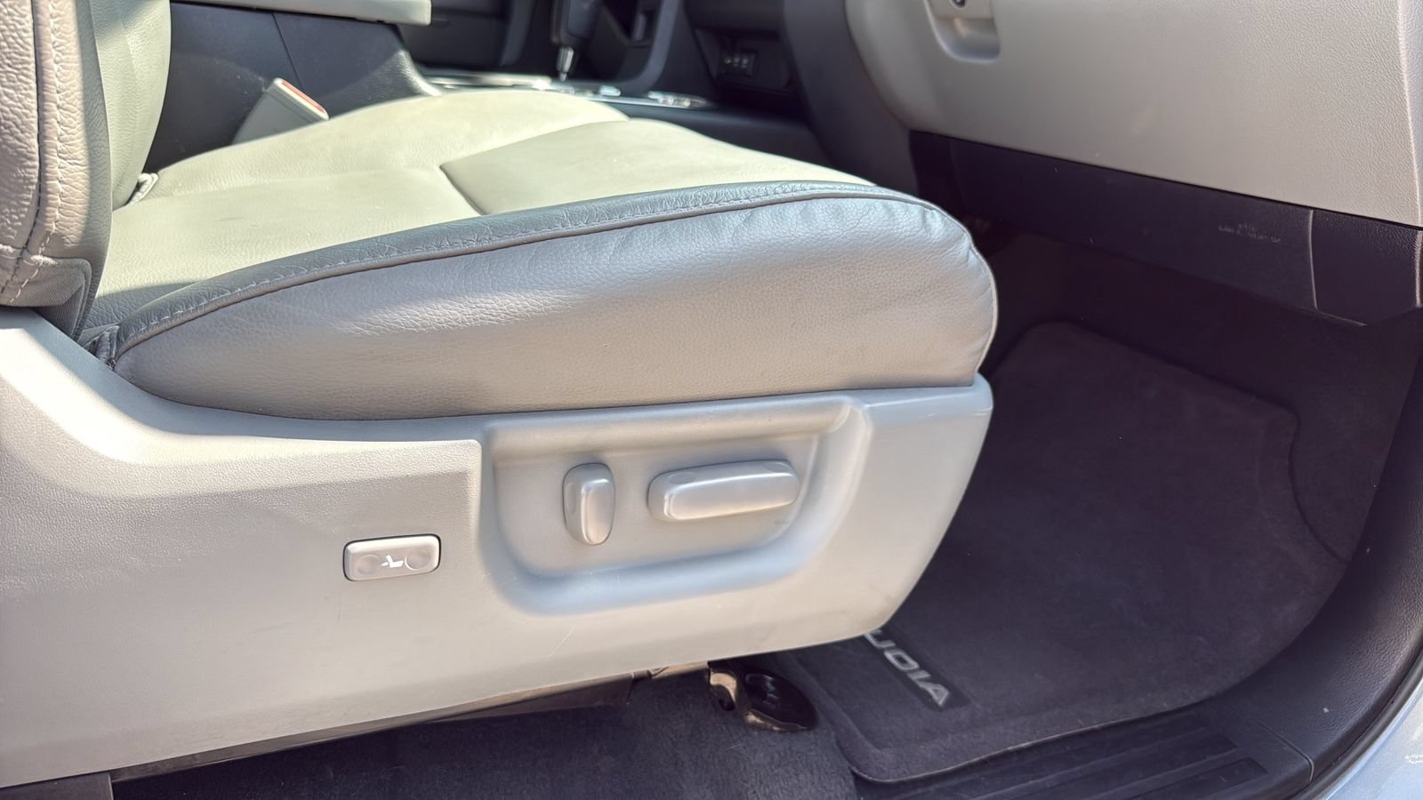 Used 2021 Toyota Sequoia Limited w/ Safety & Convenience Package AWD/4WD image 24