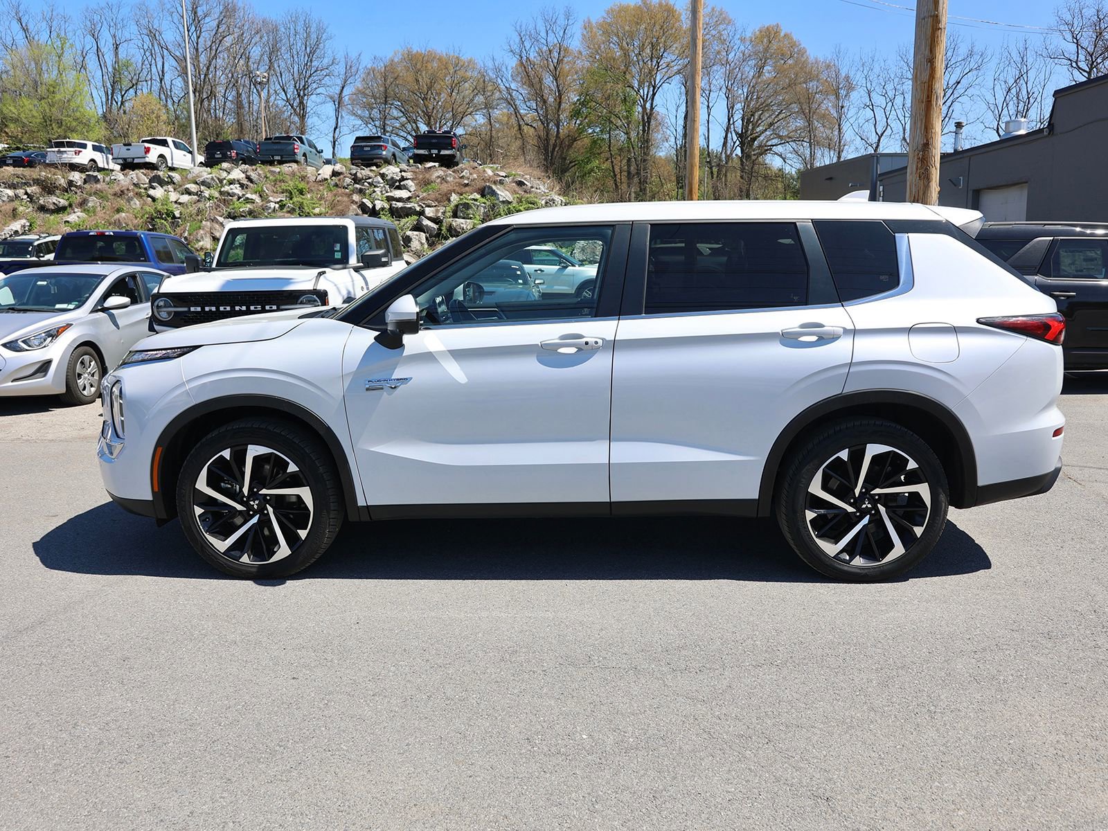 Used 2024 Mitsubishi Outlander 4WD Plug-In Hybrid image 4