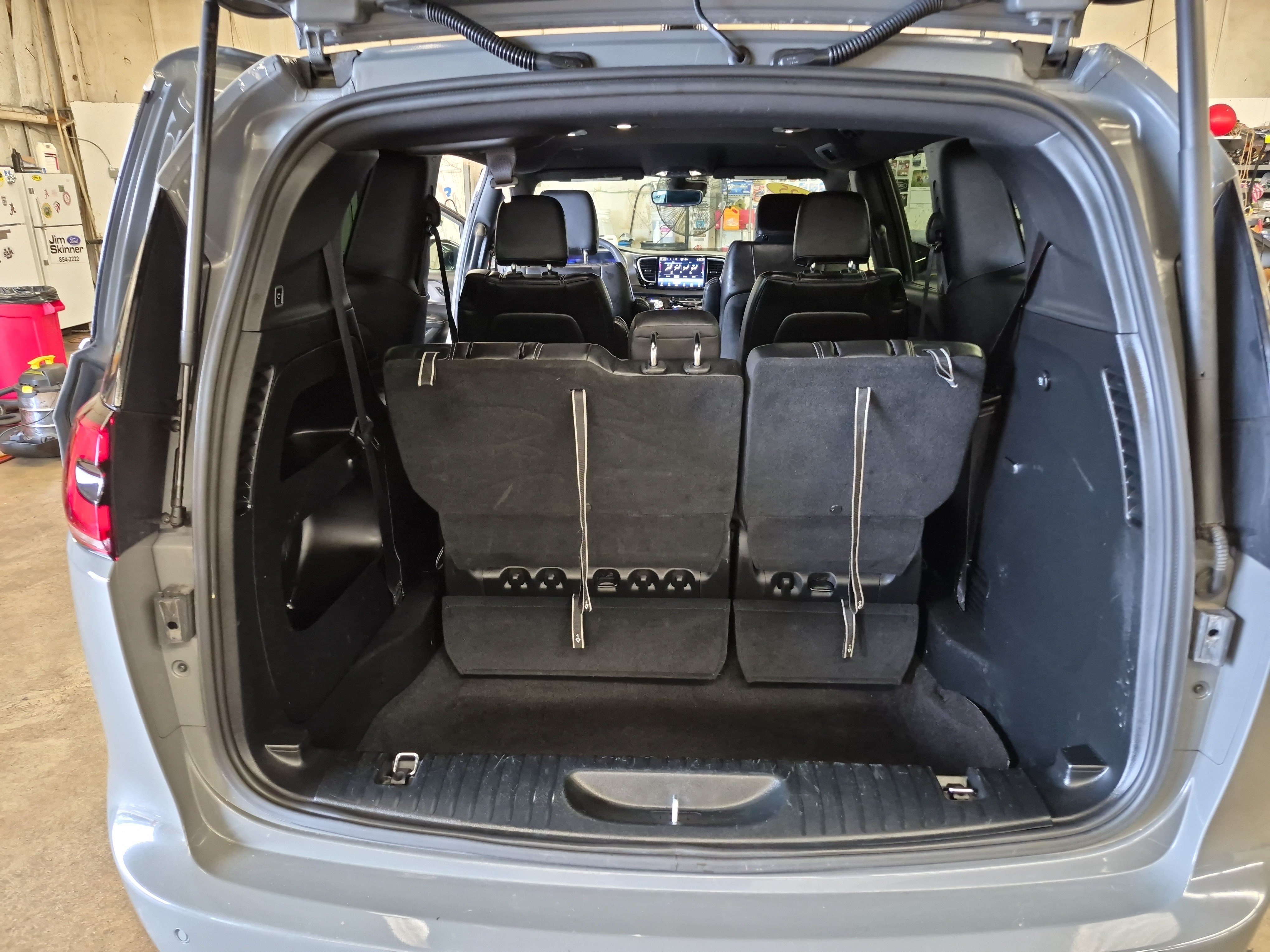 Used 2025 Chrysler Pacifica Select FWD image 16