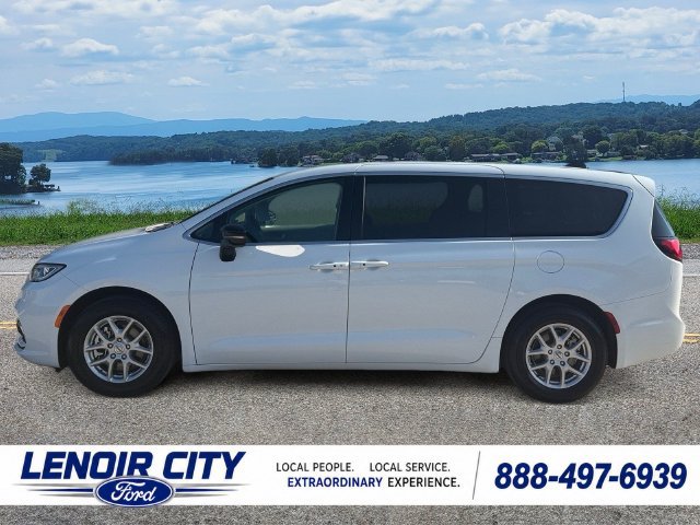 Used 2024 Chrysler Pacifica Touring-L FWD image 6