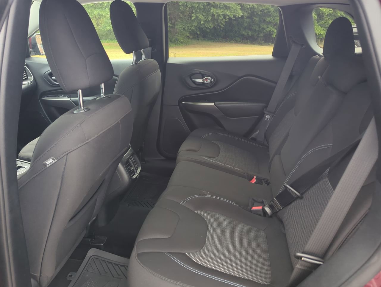 Used 2020 Jeep Cherokee Latitude FWD image 12