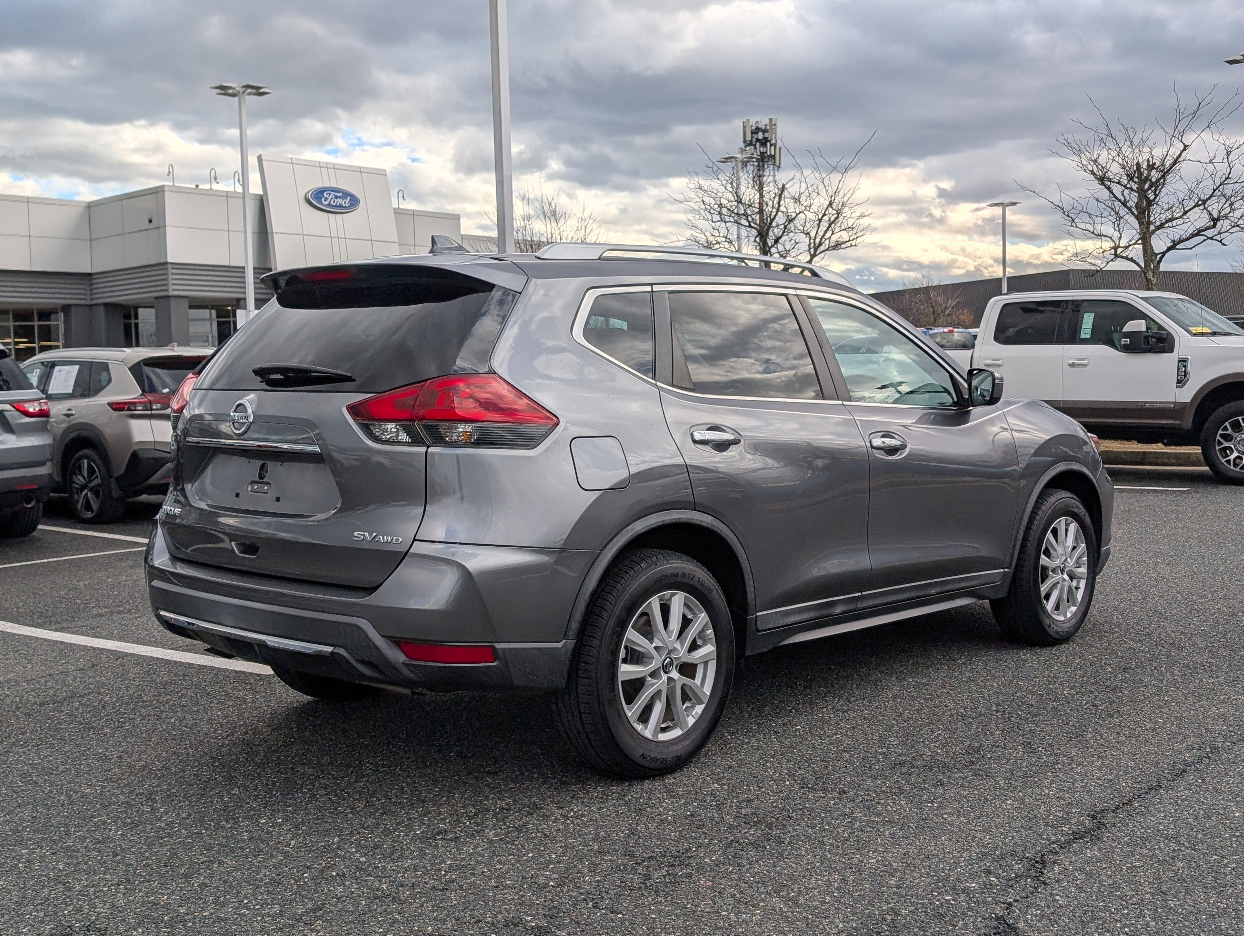 Used 2018 Nissan Rogue SV image 3