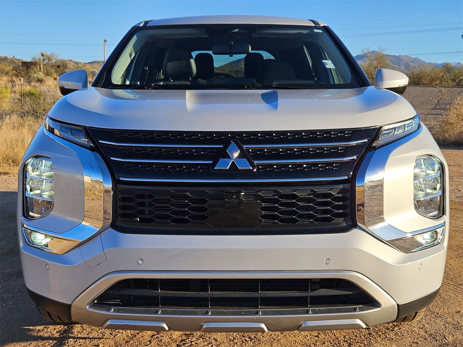 Used 2023 Mitsubishi Outlander SE image 2