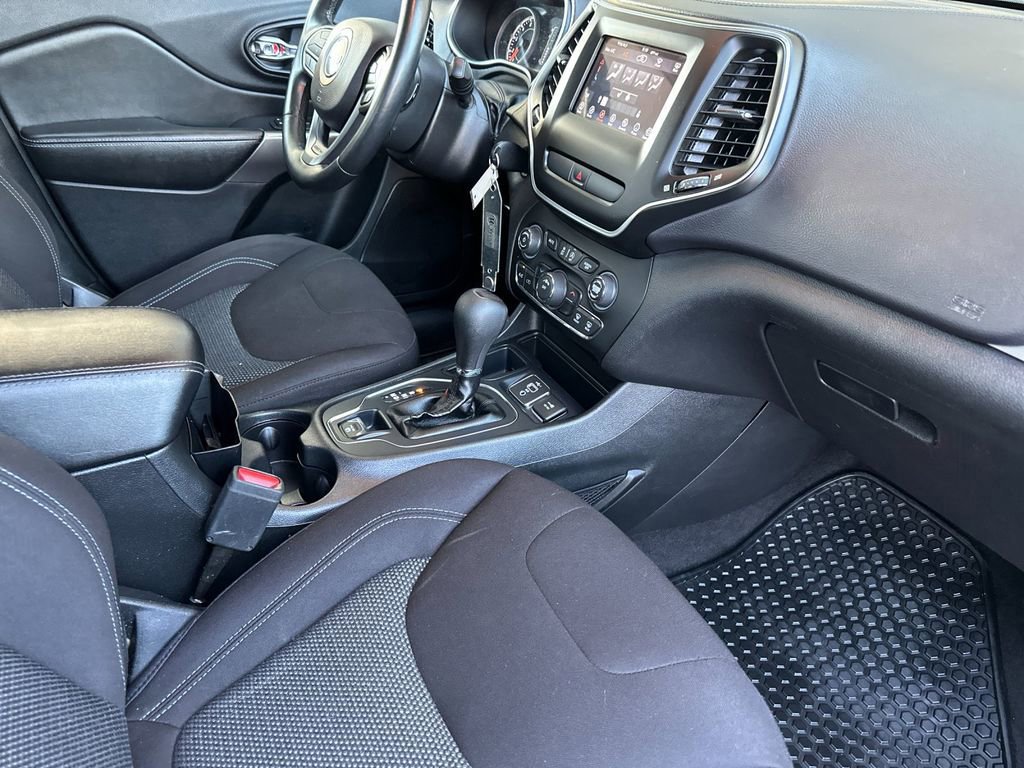 Used 2019 Jeep Cherokee Latitude w/ Cold Weather Group image 16
