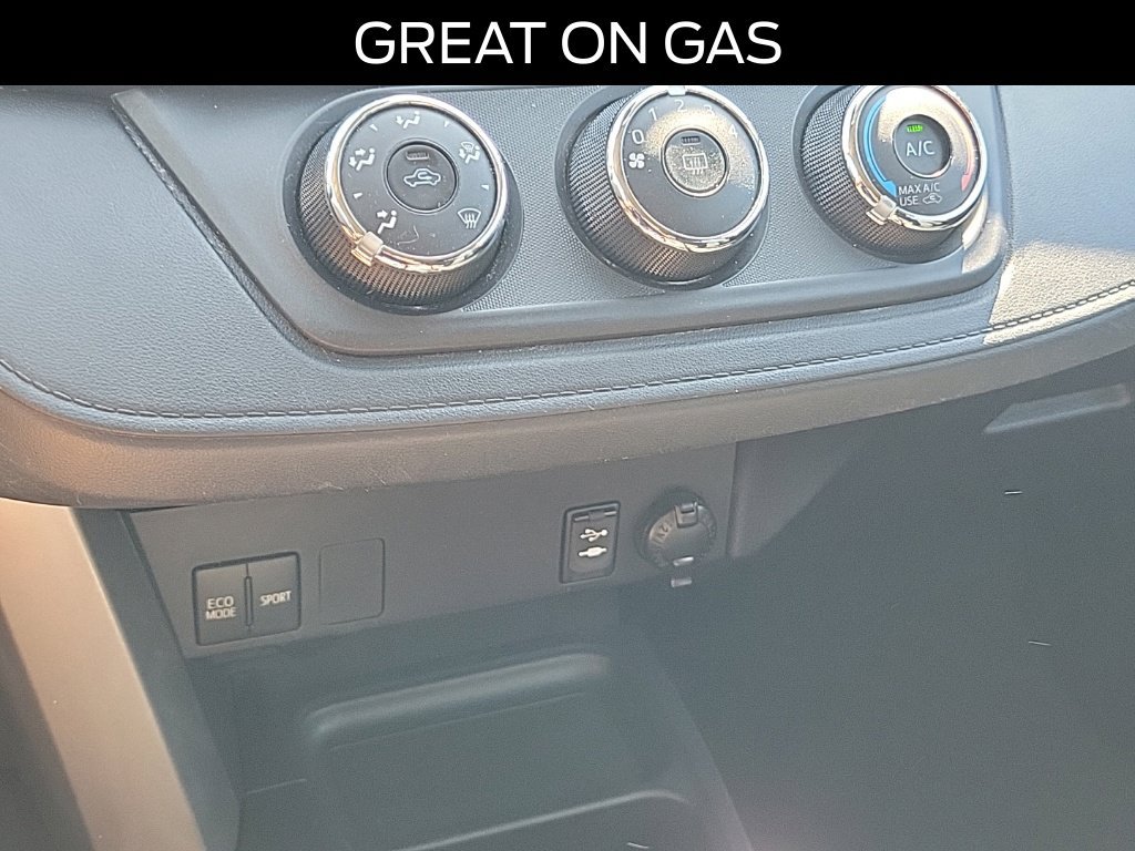 Used 2017 Toyota RAV4 LE w/ All Weather Liner Package FWD image 27