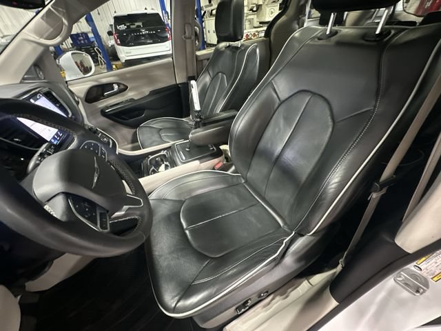 Used 2022 Chrysler Pacifica Limited AWD/4WD image 17