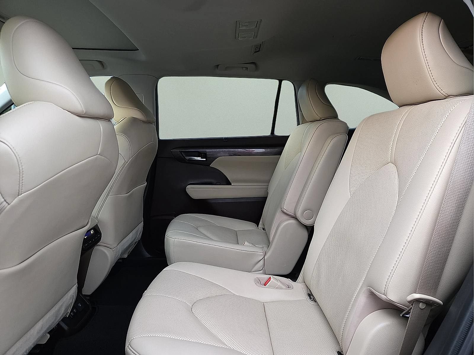 Used 2021 Toyota Highlander Limited FWD image 10