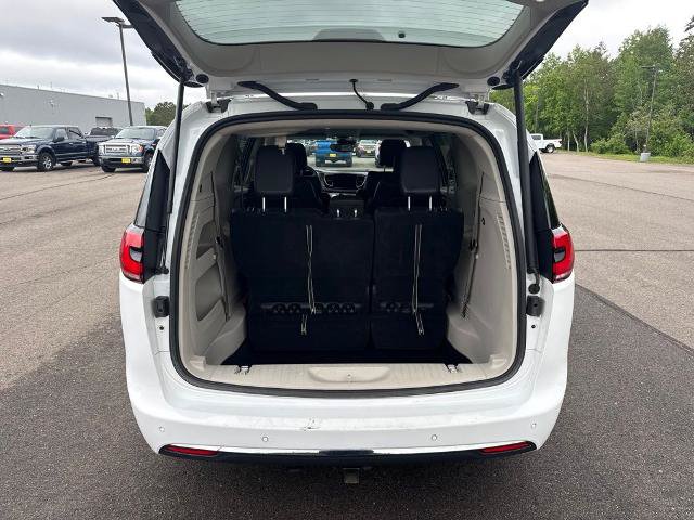 Used 2022 Chrysler Pacifica Touring-L FWD image 3